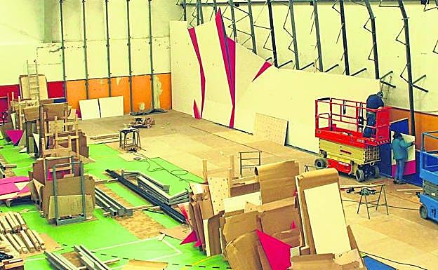 Trabajos de construcción del rocódromo en el pabellón de Potes