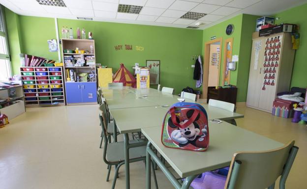 Las aulas de los colegios de Cantabria, cada vez más vacías en la etapa inicial de la enseñanza