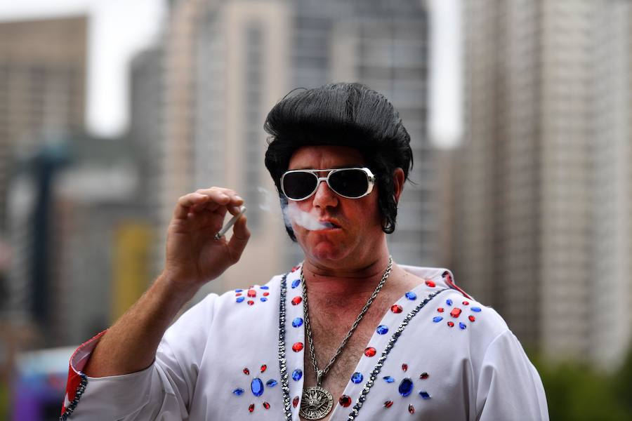 Como sucede cada año, el Elvis Express partió de la estación de Sydney hacia la localidad rural de Parkes, a más de 300 kilómetros, para celebrar la figura y la música de Elvis Presley, el legendario rey del Rock and Roll. A bordo, con sus patillas de hacha, vestidos con llamativas prendas que recuerdan al mito, decenas de imitadores viajan dispuestos a pasarlo en grande. Se espera que este año sean más de 25.000 los que lleguen a Parkes, que triplica su población durante los cinco días de festival.