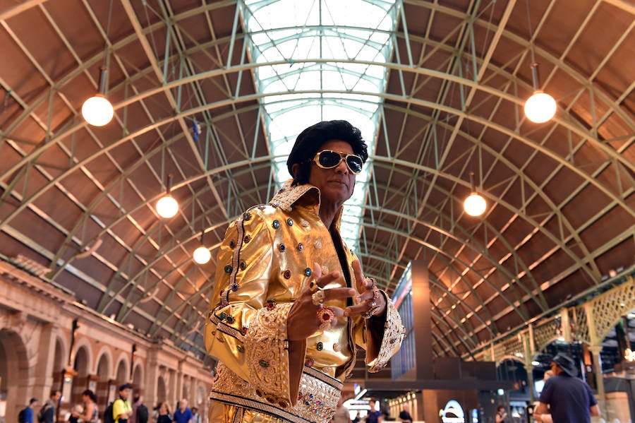 Como sucede cada año, el Elvis Express partió de la estación de Sydney hacia la localidad rural de Parkes, a más de 300 kilómetros, para celebrar la figura y la música de Elvis Presley, el legendario rey del Rock and Roll. A bordo, con sus patillas de hacha, vestidos con llamativas prendas que recuerdan al mito, decenas de imitadores viajan dispuestos a pasarlo en grande. Se espera que este año sean más de 25.000 los que lleguen a Parkes, que triplica su población durante los cinco días de festival.