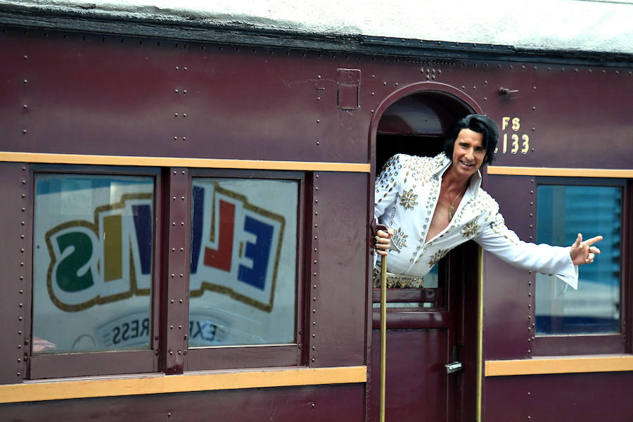 Como sucede cada año, el Elvis Express partió de la estación de Sydney hacia la localidad rural de Parkes, a más de 300 kilómetros, para celebrar la figura y la música de Elvis Presley, el legendario rey del Rock and Roll. A bordo, con sus patillas de hacha, vestidos con llamativas prendas que recuerdan al mito, decenas de imitadores viajan dispuestos a pasarlo en grande. Se espera que este año sean más de 25.000 los que lleguen a Parkes, que triplica su población durante los cinco días de festival.