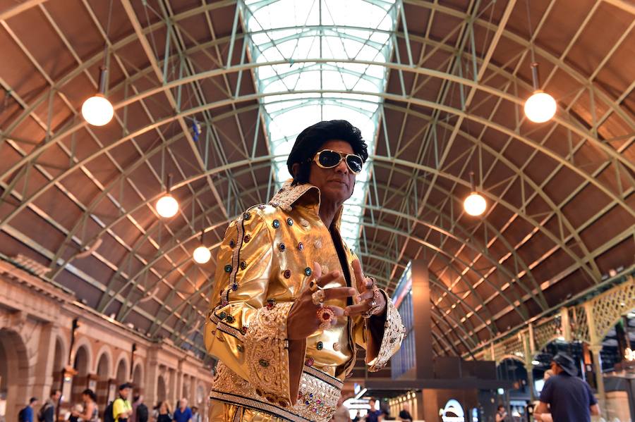 Como sucede cada año, el Elvis Express partió de la estación de Sydney hacia la localidad rural de Parkes, a más de 300 kilómetros, para celebrar la figura y la música de Elvis Presley, el legendario rey del Rock and Roll. A bordo, con sus patillas de hacha, vestidos con llamativas prendas que recuerdan al mito, decenas de imitadores viajan dispuestos a pasarlo en grande. Se espera que este año sean más de 25.000 los que lleguen a Parkes, que triplica su población durante los cinco días de festival.