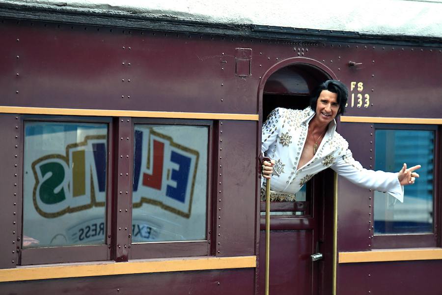 Como sucede cada año, el Elvis Express partió de la estación de Sydney hacia la localidad rural de Parkes, a más de 300 kilómetros, para celebrar la figura y la música de Elvis Presley, el legendario rey del Rock and Roll. A bordo, con sus patillas de hacha, vestidos con llamativas prendas que recuerdan al mito, decenas de imitadores viajan dispuestos a pasarlo en grande. Se espera que este año sean más de 25.000 los que lleguen a Parkes, que triplica su población durante los cinco días de festival.