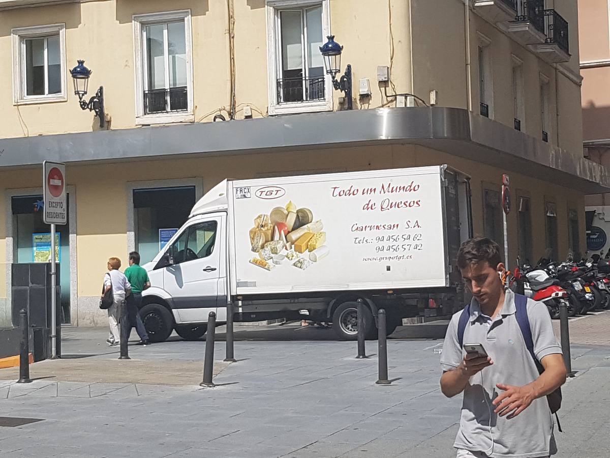 Fotos: Las calles del Ensanche, copadas por los coches