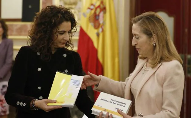 La ministra de Hacienda, María Jesús Montero (i) junto a la presidenta del Congreso de los Diputados, Ana Pastor, durante la presentación de los Presupuestos Generales del Estado (PGE) 2019.