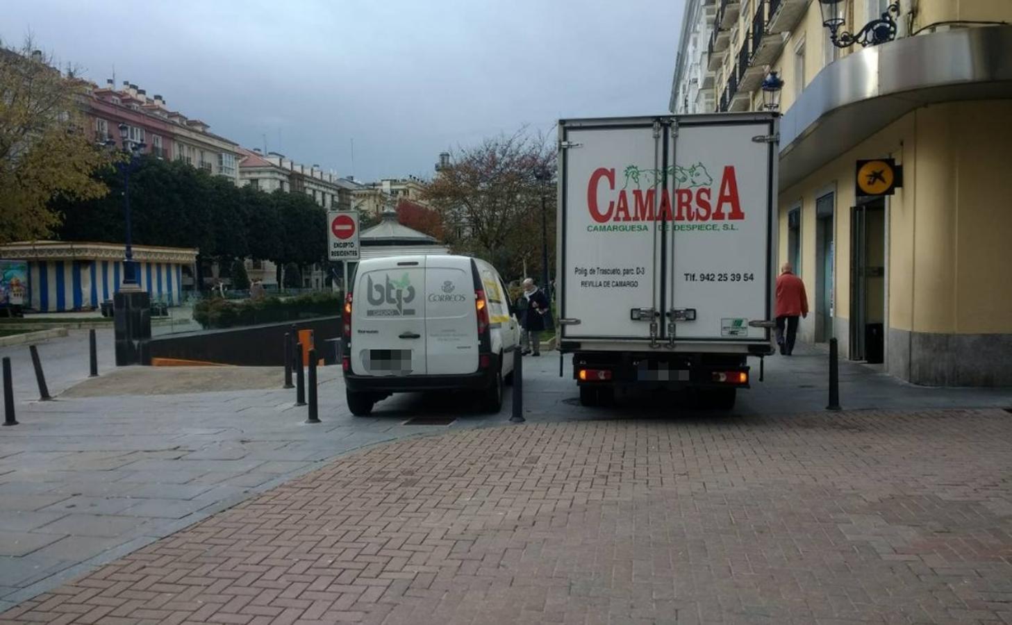 Fotos: Las calles del Ensanche, copadas por los coches