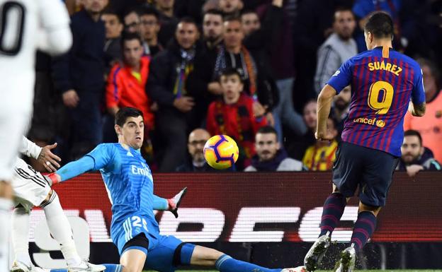 Luis Suárez bate a Courtois en el último clásico. 