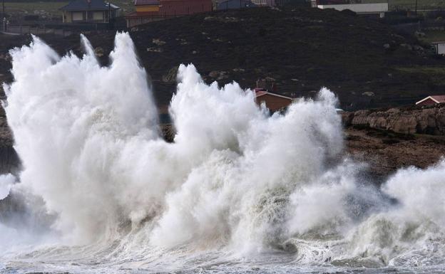 Las olas llegarán cada año con más intensidad al litoral cántabro.