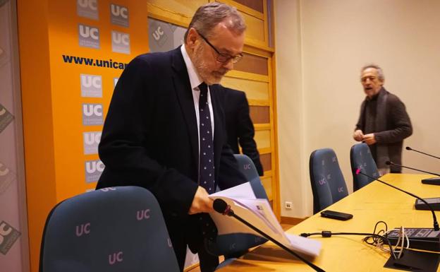 Ángel Pazos, rector de la Universidad de Cantabria, antes de iniciar la rueda de prensa.