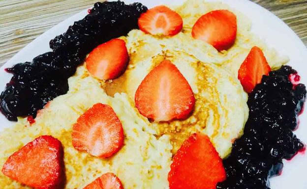 Cocina en casa unas tortitas de avena y acompáñalas de fruta fresca