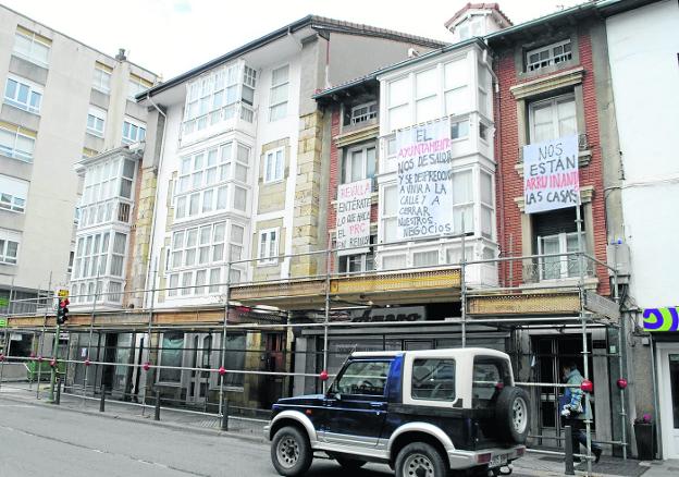 Edificios de la avenida del Puente de Carlos III afectados por la orden de derribo. 