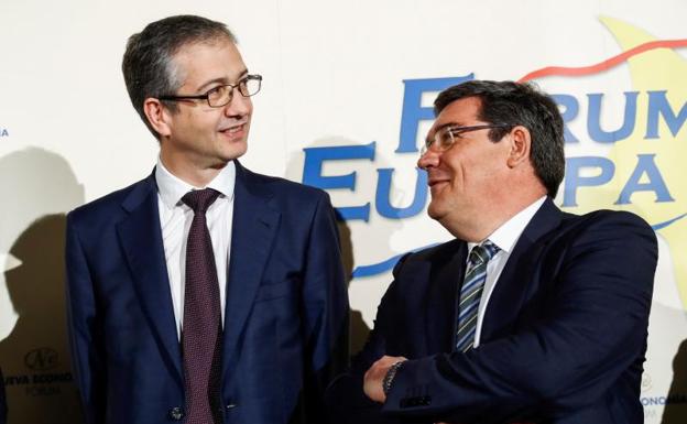 El presidente de la AIReF, José Luis Escrivá (d), con el gobernador del Banco de España.