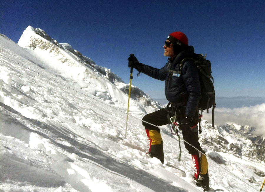 Fotografía facilitada por BBVA del alpinista Carlos Soria, de 74 años, que lidera una expedición que se encuentra a un paso de conquistar la cima del Kanchenjunga, la tercera montaña más alta del planeta con 8. 586 metros. 