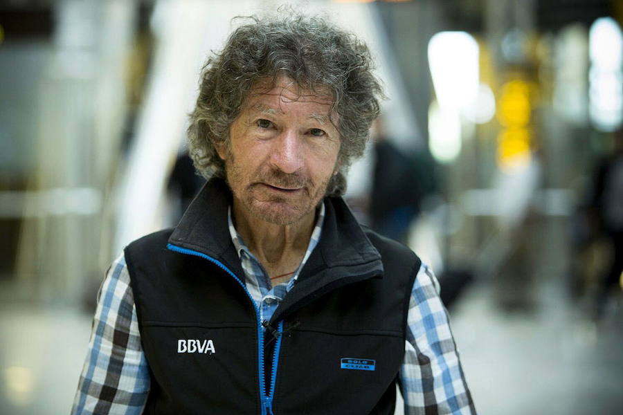 Fotografía facilitada por el BBVA del alpinista Carlos Soria, de 74 años, a su llegada hoy a Barajas junto al resto de los miembros de la Expedición del BBVA procedente de Katmandú. Carlos Soria y su expedición se quedaron a unos 300 metros aproximadamente de llegar a la cumbre de la tercera montaña más alta del planeta, el Kanchenjunga, que volverán a intentar en 2014.