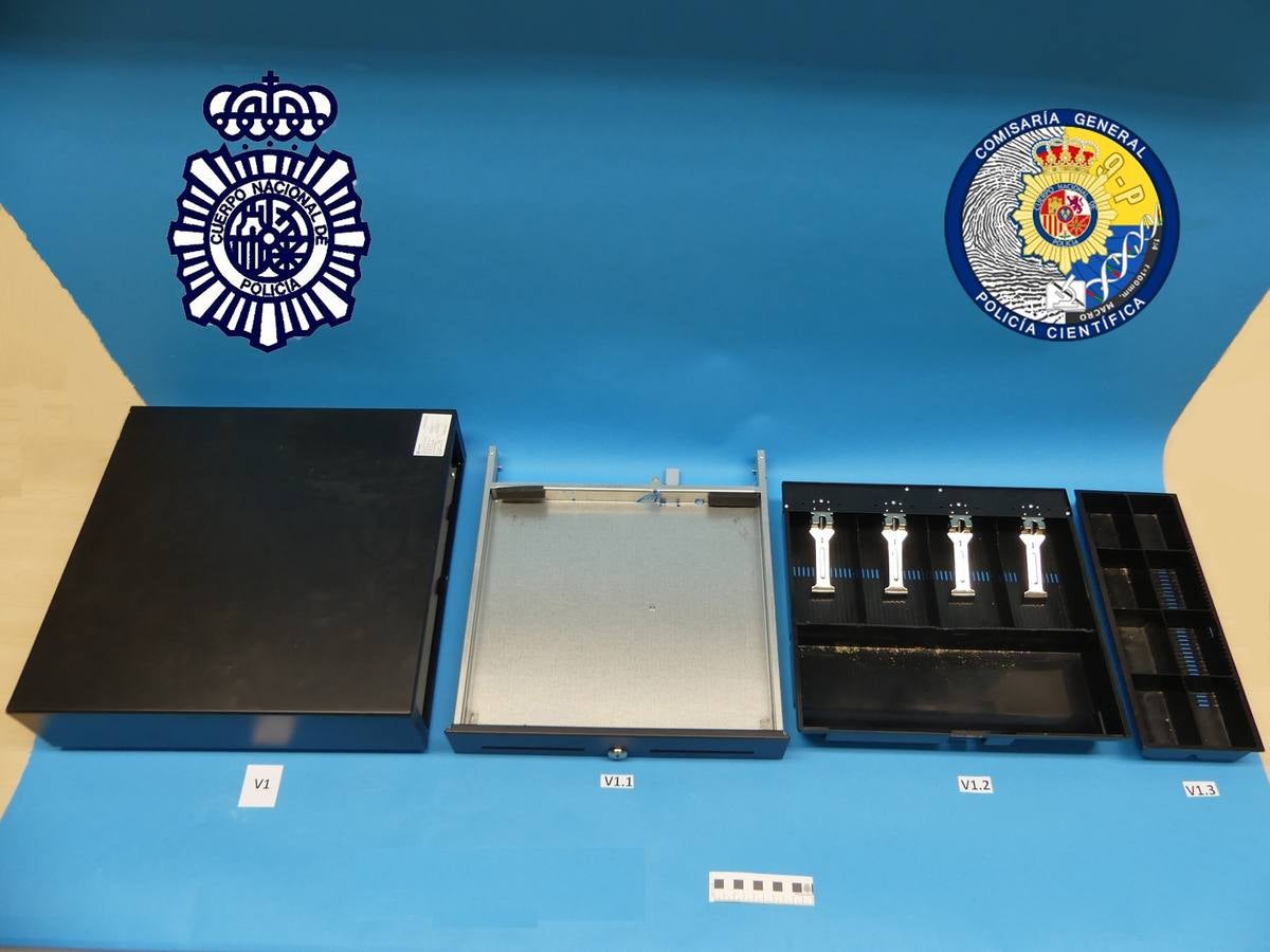 El cajetín de la caja registradora, ya vacío, fue lo que la Policía encontró en un lugar próximo al bar atracado.