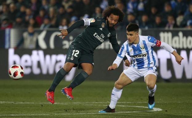 Marcelo y Bustinza, durante una acción del partido.