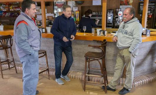 Ramón, José María y Tomás, en el bar La Terraza de Vega de Villafufre.