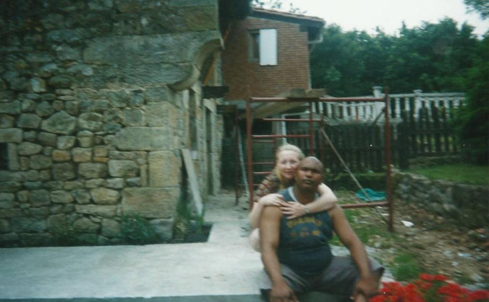 Loli Linares y Francisco Puerta, en el jardín de la casa de Bustillo de Villafufre poco antes del crimen.