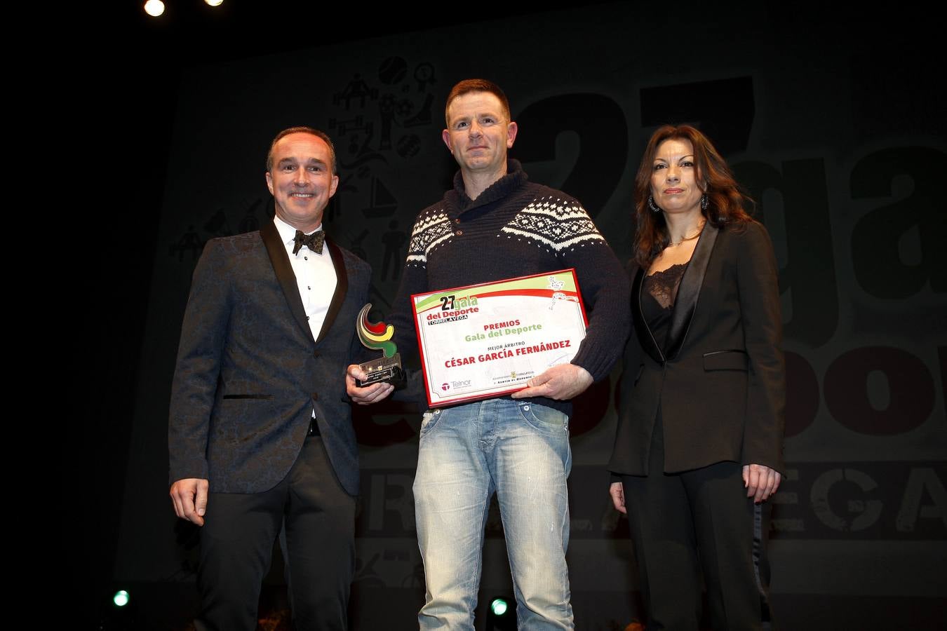 Sergio 'El Niño' García recibió el premio principal en una multitudinaria fiesta en Torrelavega