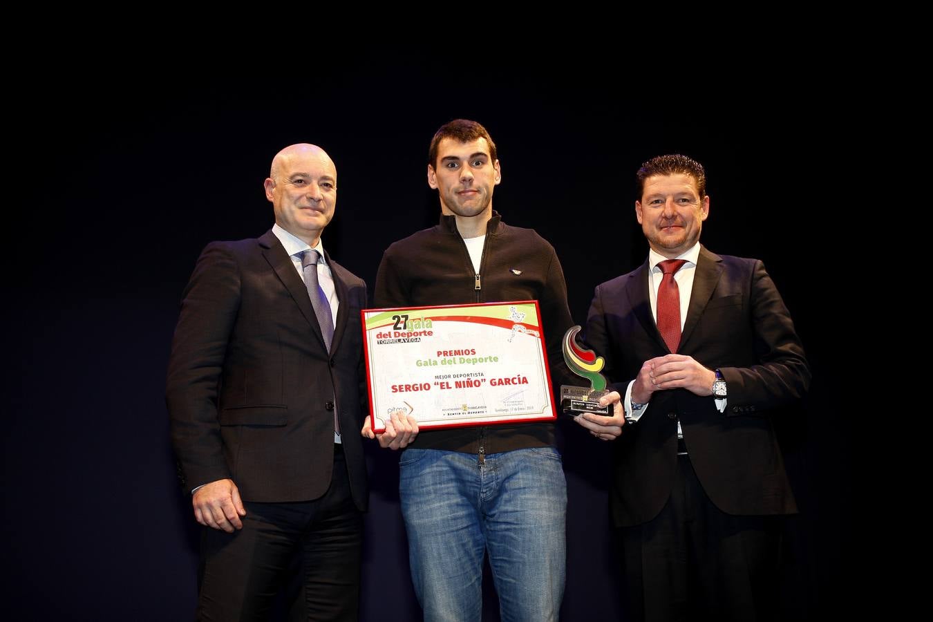 Sergio 'El Niño' García recibió el premio principal en una multitudinaria fiesta en Torrelavega