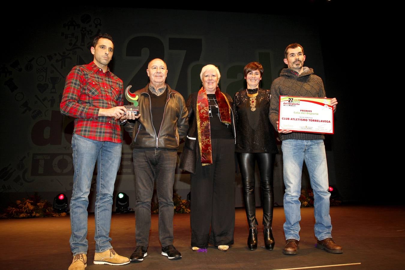 Sergio 'El Niño' García recibió el premio principal en una multitudinaria fiesta en Torrelavega
