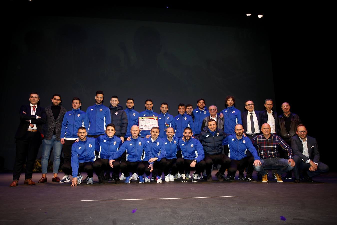 Sergio 'El Niño' García recibió el premio principal en una multitudinaria fiesta en Torrelavega