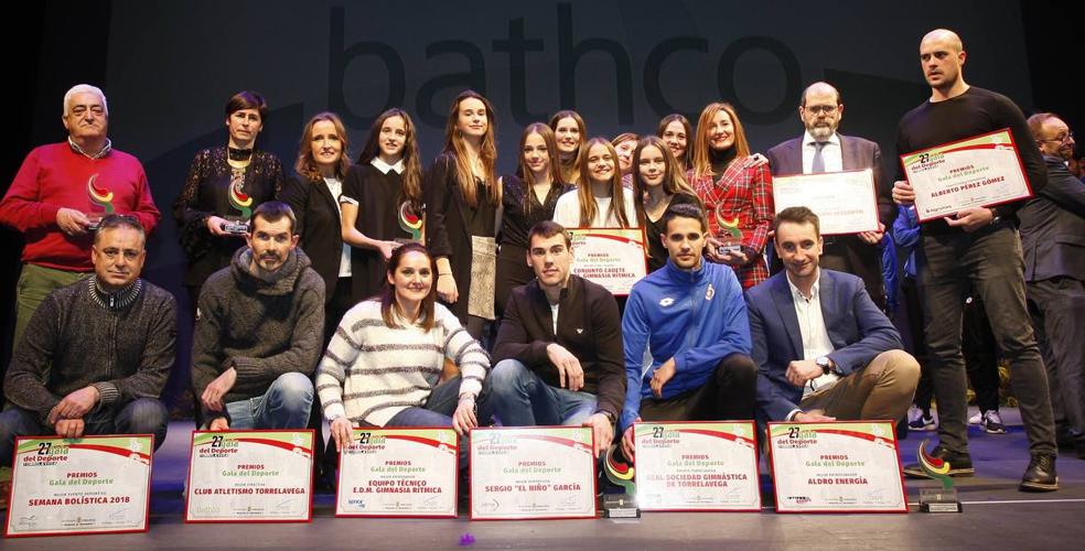 Los premiados en la Gala del Deporte de Torrelavega posan sobre el escenario del Teatro Concha Espina. 