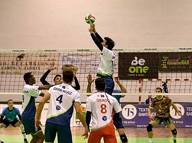 Sergio Ramírez coloca el balón en el partido del Textil Santanderina ante el Río Duero Soria. 