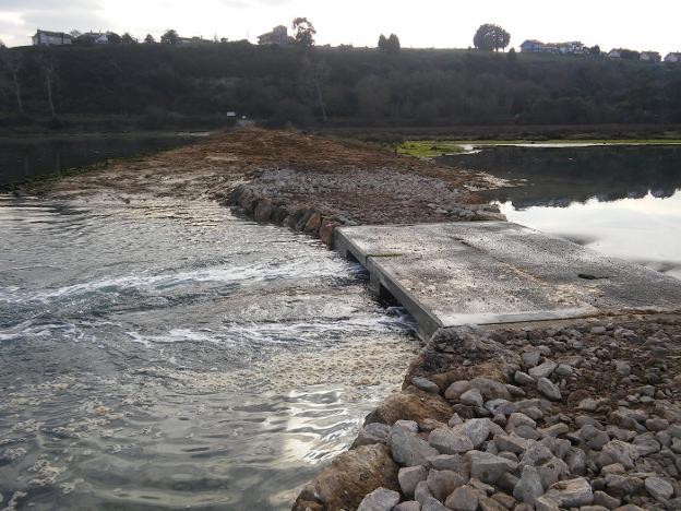 Aspecto actual que presenta la zona del dique de la ría del Capitán.