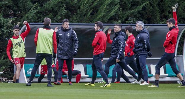 Iván Ania, rodeado de sus jugadores durante el entrenamiento de ayer en La Albericia.