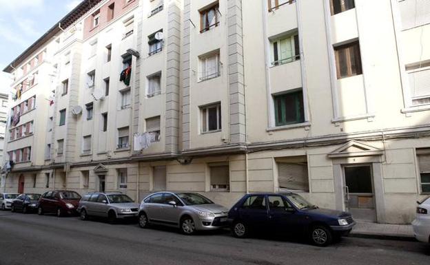 En primer término, el bloque número 9 de la calle Marqueses de Valdecilla y Pelayo, en La Inmobiliaria. : 