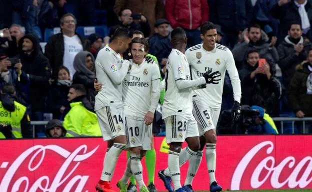Los futbolistas del Real Madrid celebran el gol de Modric. 