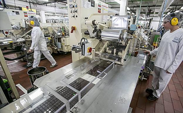 Mujeres trabajando en una fábrica.