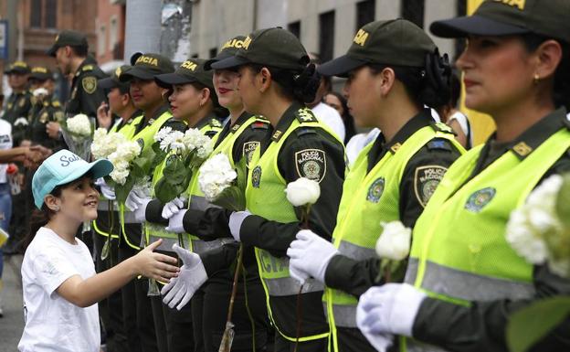 Una niña saluda a integrantes de la Policía de Colombia en la manifestación que se celebró en Medellín.