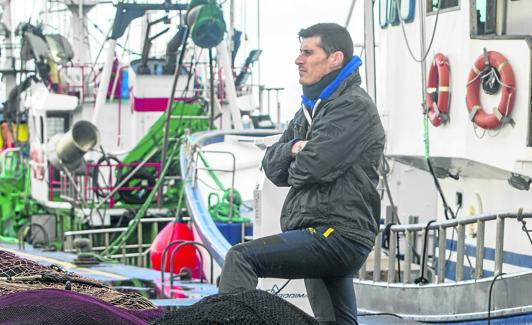 Luis Miguel Fernández, en el puerto pesquero de Santoña.