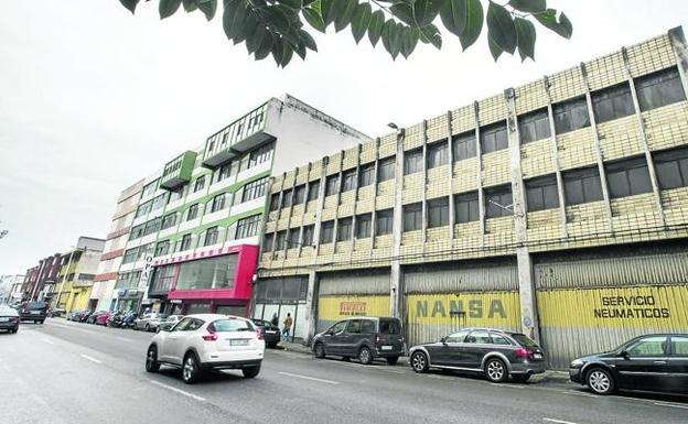 El viejo edificio está situado en el número 42 de la calle Castilla, frente al supermercado Mercadona. 