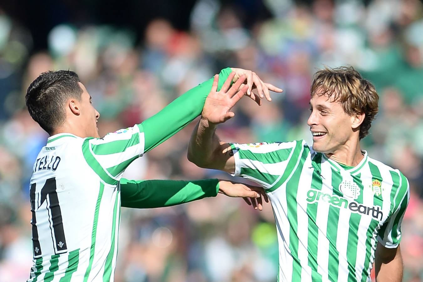 Canales es felicitado por Tello, en el partido de este fin de semana ante el Girona