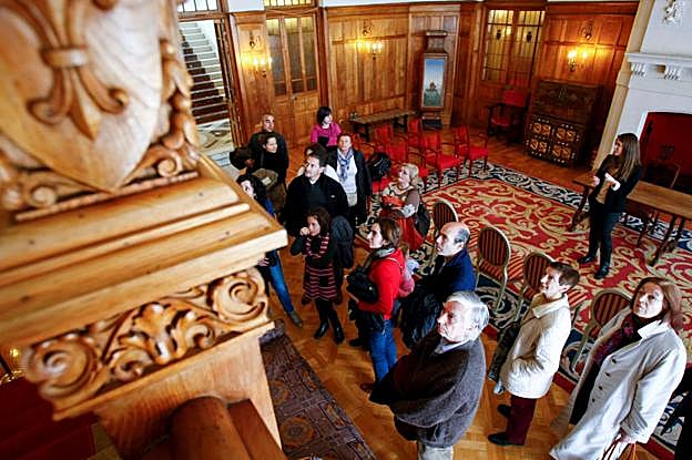 Un grupo de personas, durante una de las visitas al interior del Palacio.