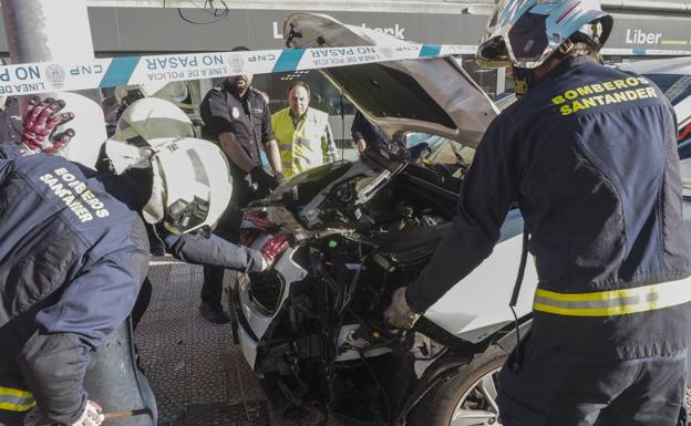 Dos Bomberos de Santander trabajan en un accidente mortal ocurrido en la capital cántabra