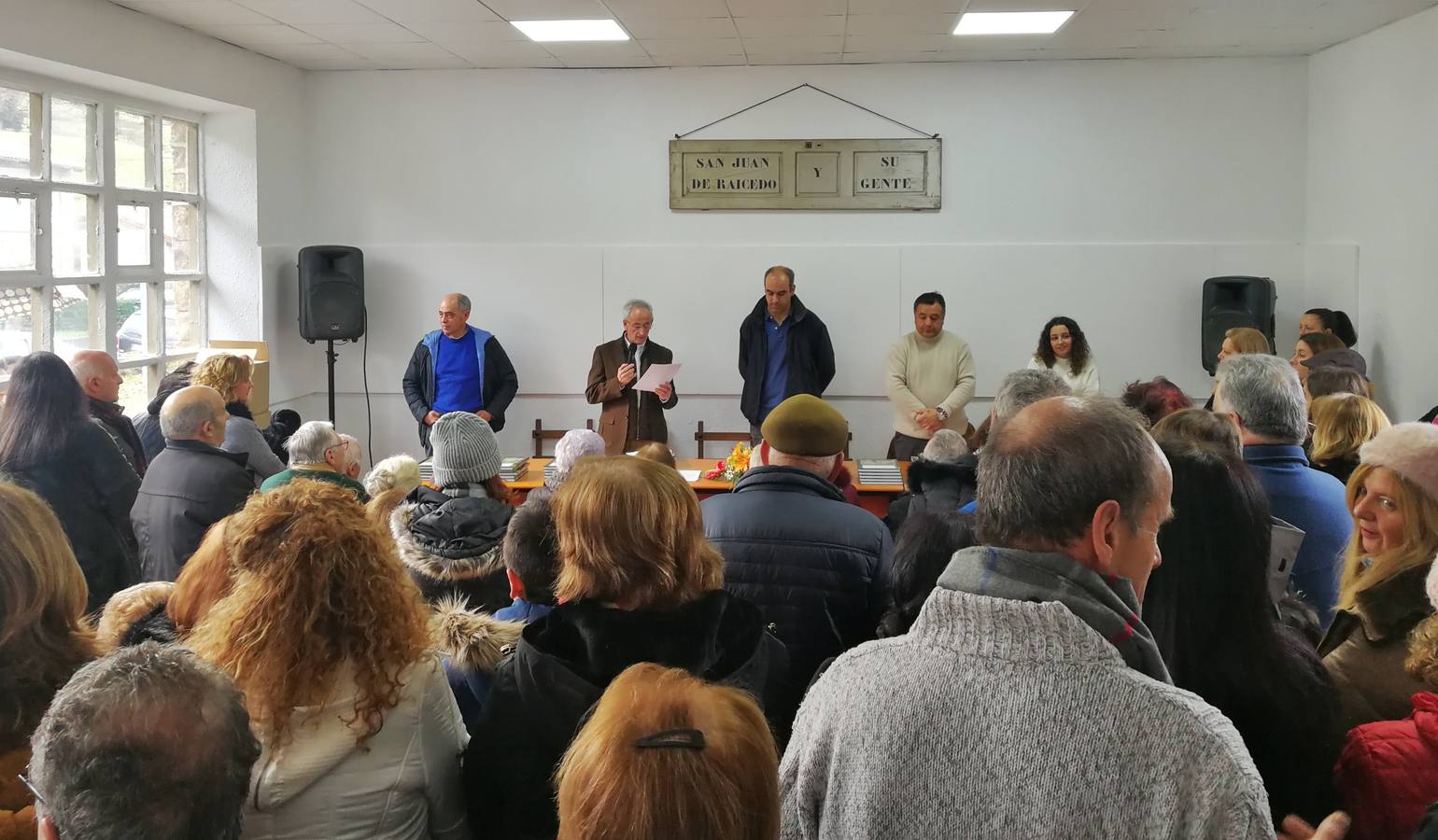 Los vecinos de San Juan de Raicedo presentan el libro «Memoria de San Juan de Raicedo: Pueblo y patrimonio» en un multitudinario acto al que asistió el presidente de Cantabria, Miguel Ángel Revilla.