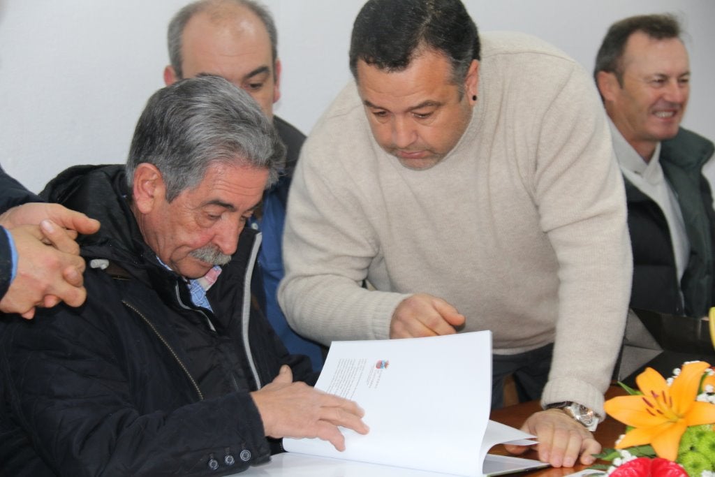 Los vecinos de San Juan de Raicedo presentan el libro «Memoria de San Juan de Raicedo: Pueblo y patrimonio» en un multitudinario acto al que asistió el presidente de Cantabria, Miguel Ángel Revilla.