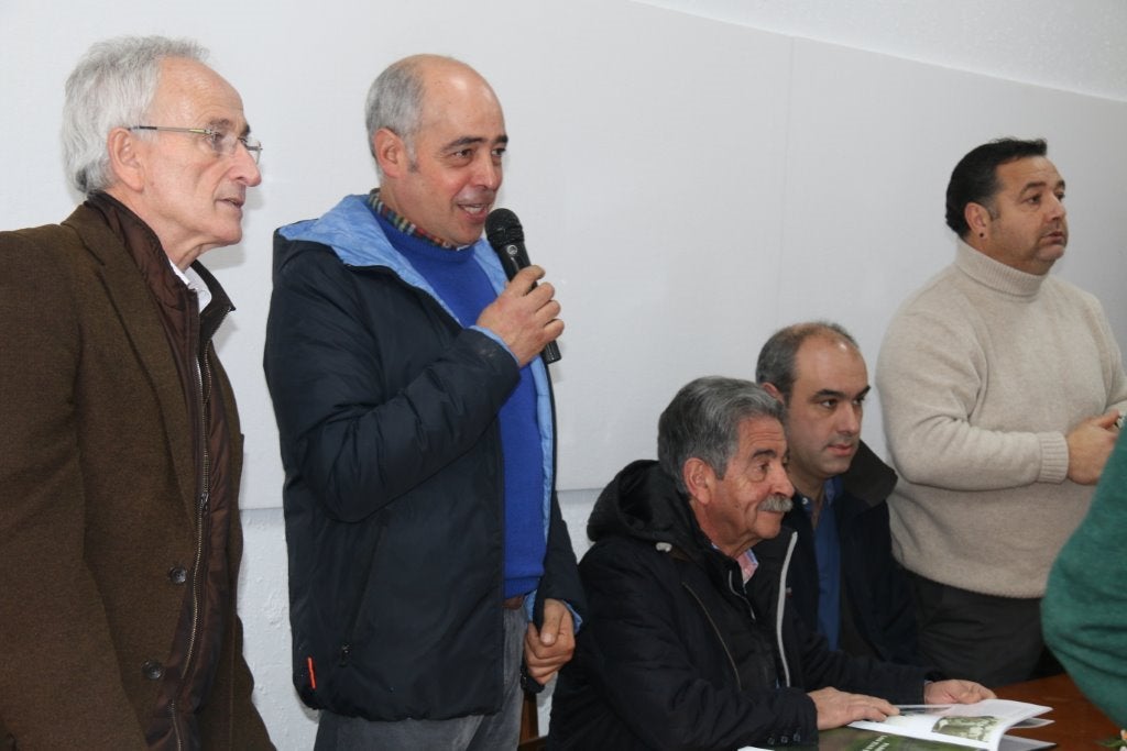 Los vecinos de San Juan de Raicedo presentan el libro «Memoria de San Juan de Raicedo: Pueblo y patrimonio» en un multitudinario acto al que asistió el presidente de Cantabria, Miguel Ángel Revilla.