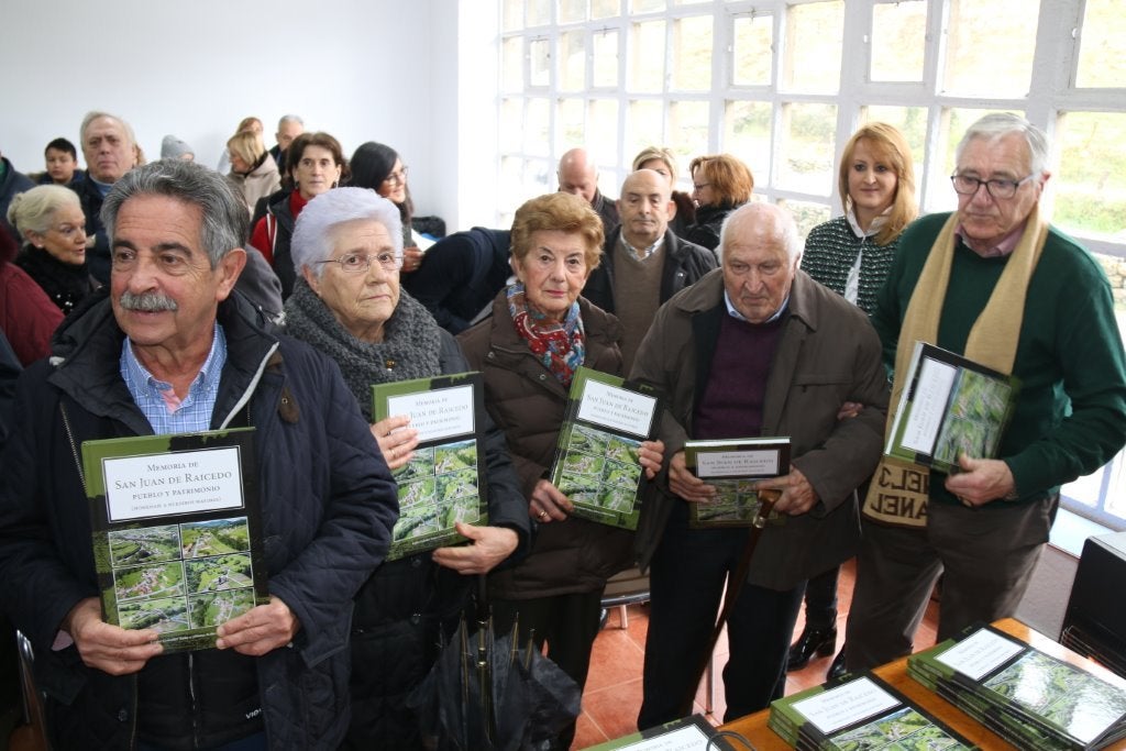 Los vecinos de San Juan de Raicedo presentan el libro «Memoria de San Juan de Raicedo: Pueblo y patrimonio» en un multitudinario acto al que asistió el presidente de Cantabria, Miguel Ángel Revilla.
