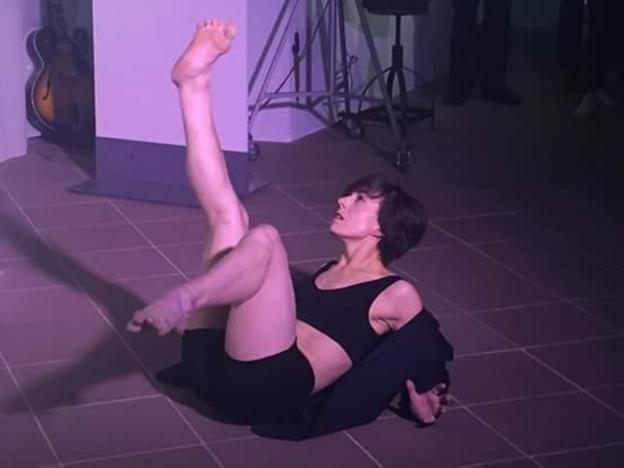 La bailarina Melanie López interpretó en la Reunión en Danza la obra '17 pétalos'.