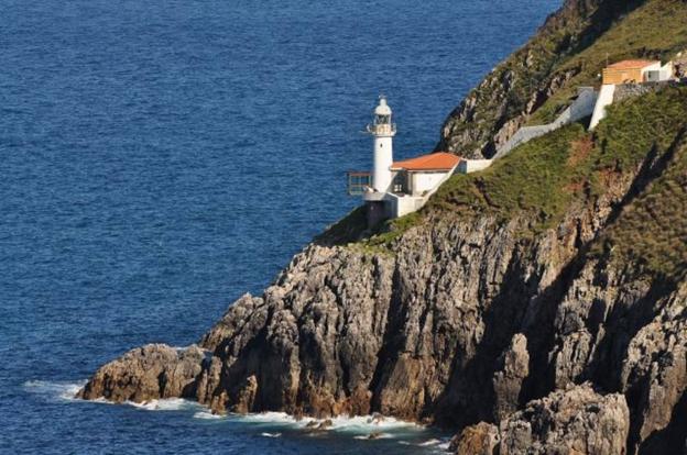 El Faro del Pescador se erige en la cara norte del monte de Santoña.