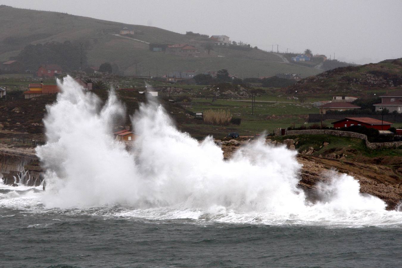 Grandes olas en la costa de Suances.