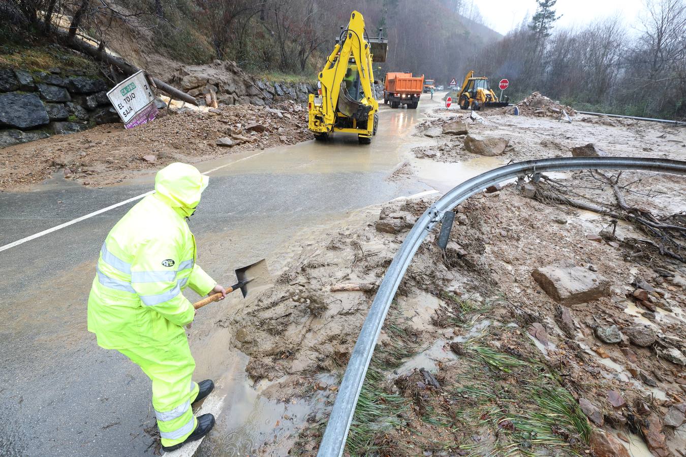 Fotos: Toneladas de tierra cortan la carretera a Bárcena Mayor