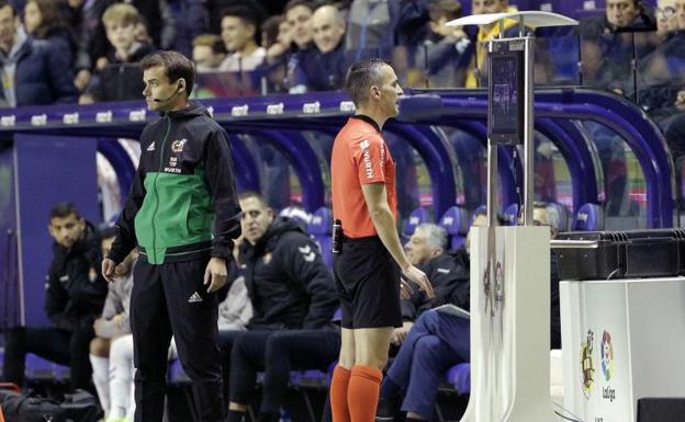 Jaime Latre consulta el VAR de la jugada del primer gol del Real Valladolid ante el Levante UD