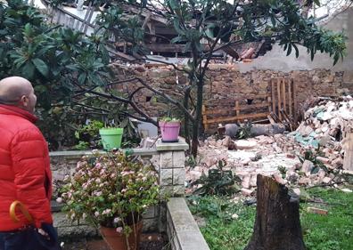 Imagen secundaria 1 - Las fuertes lluvias echan abajo una casa abandonada en Santiago de Cartes