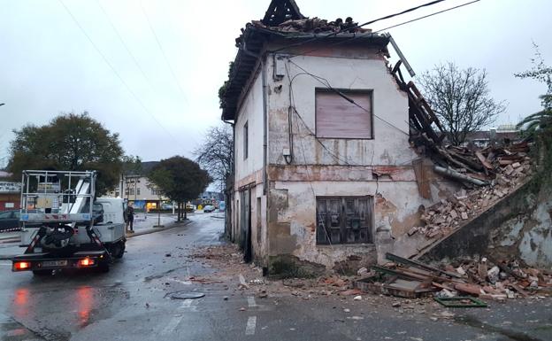 Las fuertes lluvias echan abajo una casa abandonada en Santiago de Cartes